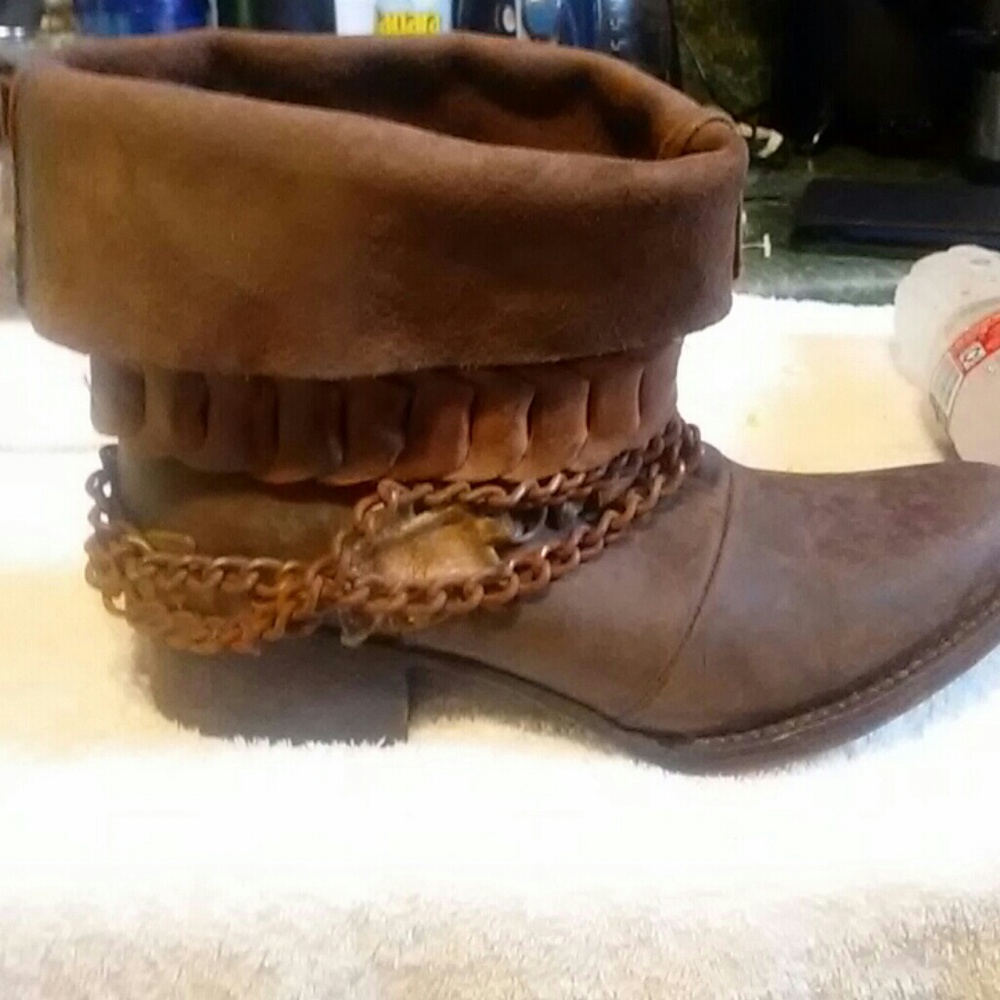 Boots - Picture 3 of 4